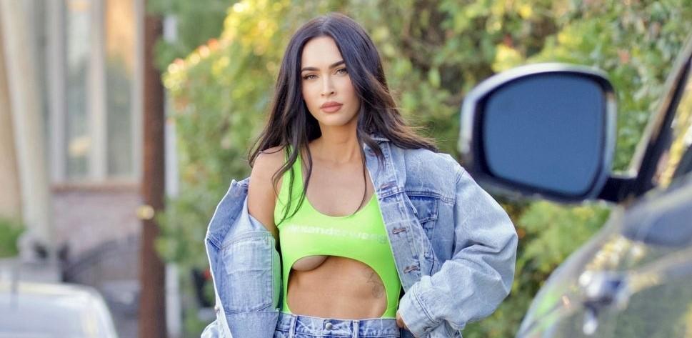 Megan Fox khoe street style gợi cảm, lộ ảnh gì trong màn hình điện thoại mà leo top hot search?
