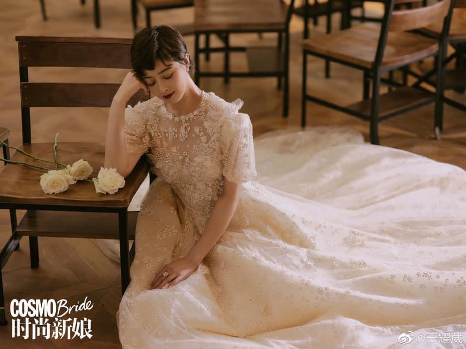 "Ác nữ" U40 Tưởng Hân khoe vẻ đẹp trang nhã trong váy cưới cổ điển