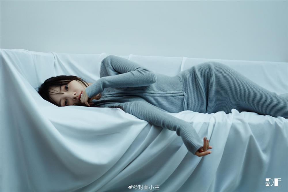 Lý Tiểu Lộ khoe đường cong quyến rũ trên bìa tạp chí, dự báo ngày tái xuất?