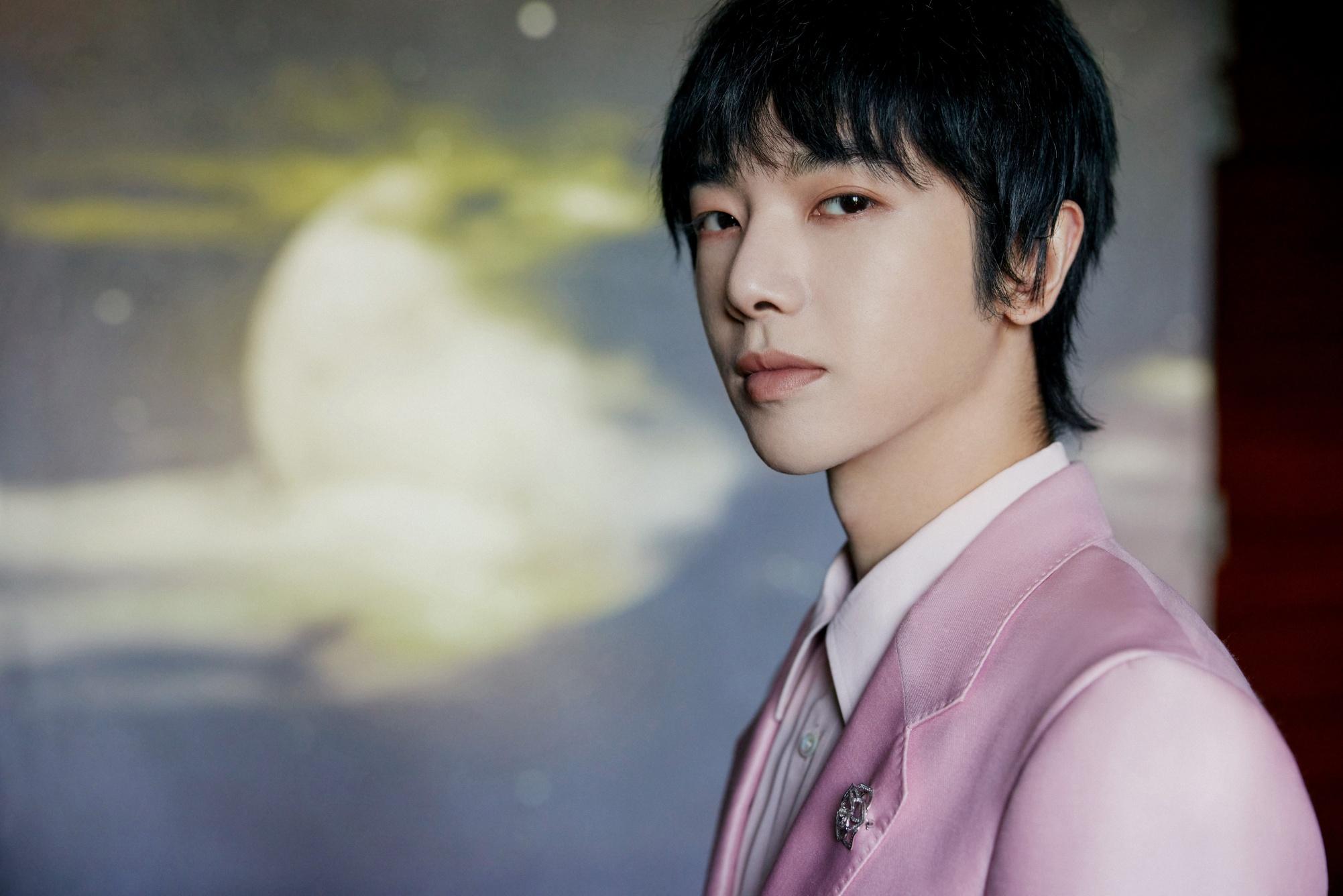 Hoa Thần Vũ trổ tài làm bóng hình chú thỏ trong đêm hội Trung Thu