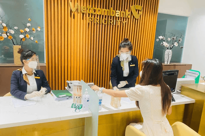 Vietcombank chính thức lên tiếng vụ "tạm khóa báo có" tài khoản