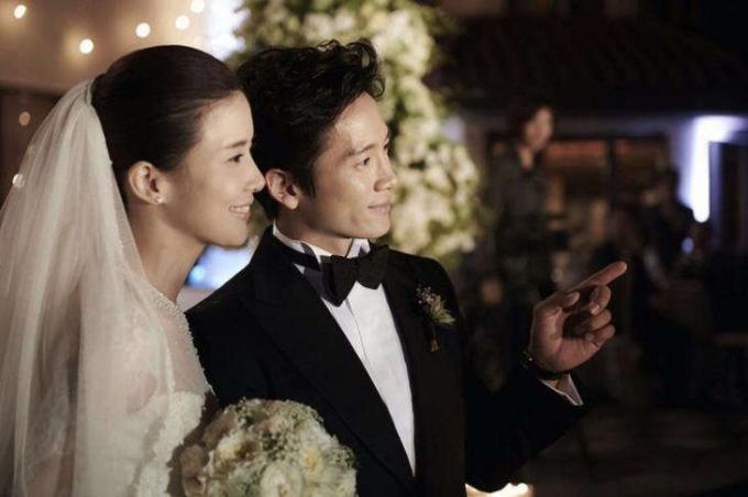 Ji Sung khoe ảnh ngọt ngào kỷ niệm 8 năm ngày cưới với Lee Bo Young