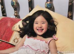 Triệu Lộ Tư khoe ảnh thời bé, nét đáng yêu không lẫn vào đâu được