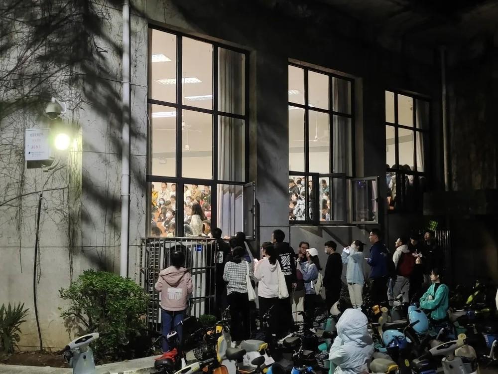 Sinh viên chen chúc, trèo lên cửa sổ nghe giảng về tình yêu