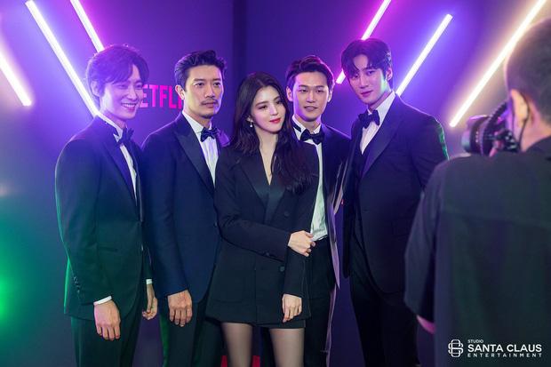 Khoảnh khắc đắt giá nhất LHP Busan: Han So Hee như nữ thần đứng giữa dàn tài tử "My Name"