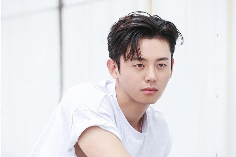 Lee Ji Hoon đưa bạn tới phim trường đe dọa các nhân viên làm phật ý anh