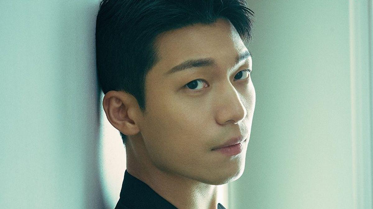 Sao "Squid Game" Wi Ha Joon lọt Top đàn ông quyến rũ nhất năm 2021, People khen ngọt như kẹo dalgona
