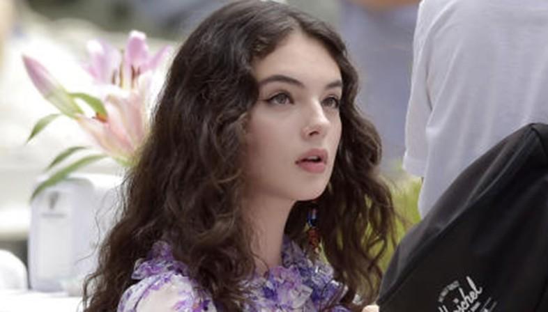 Vẻ đẹp nữ thần của con gái "Bond girl" Monica Bellucci ở tuổi "em chưa 18"