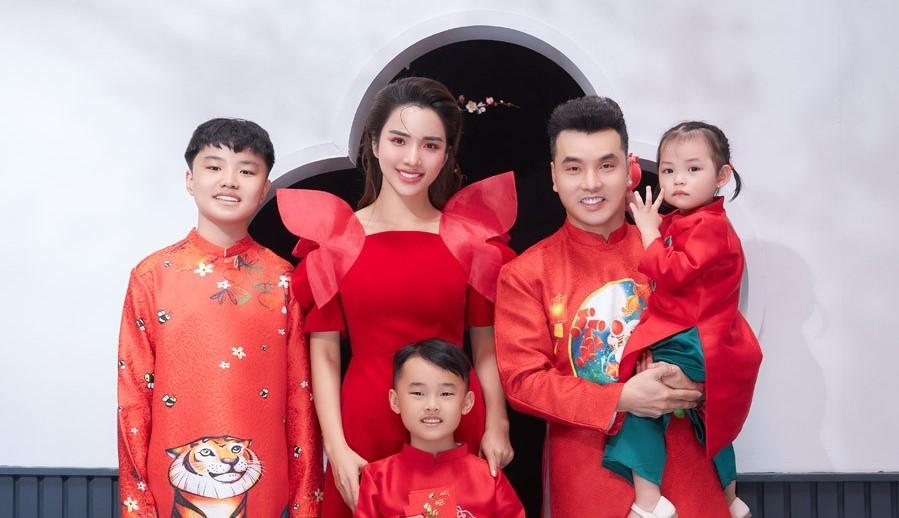 Ưng Hoàng Phúc khoe ảnh Tết gia đình nhưng spotlight chính là vòng 2 của mẹ ba con Kim Cương