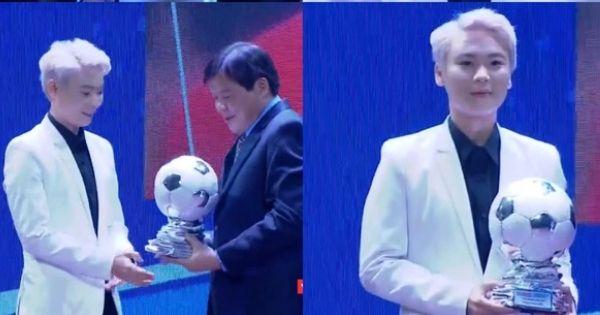 Nữ cầu thủ Phạm Hải Yến giành Quả bóng bạc 2021 lịch lãm như idol Hàn tại sự kiện