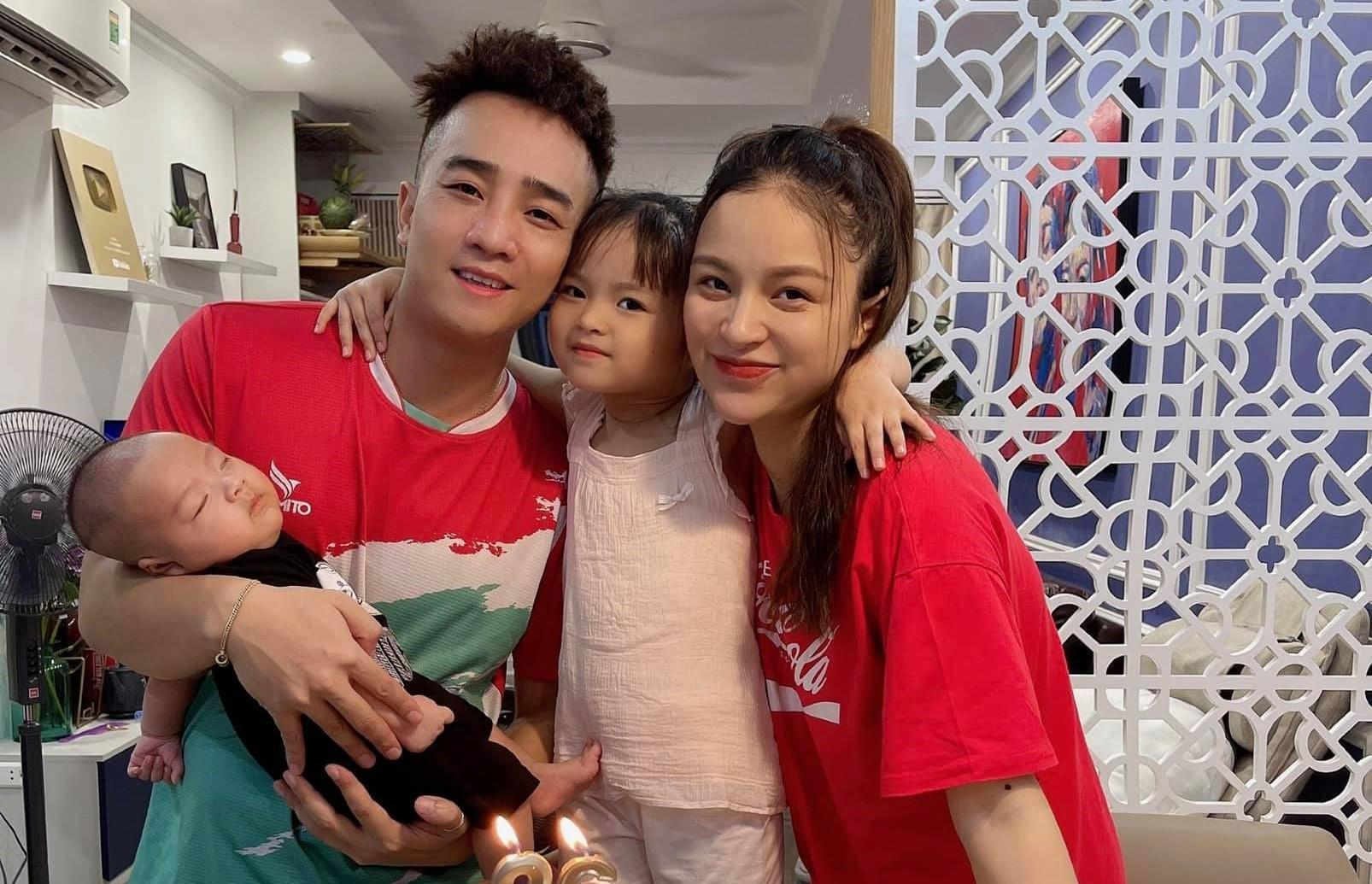 Bà xã "Nam Tào" Đỗ Duy Nam bị stress đến mức vừa chăm con vừa khóc