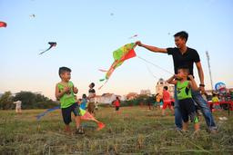 Lợi ích bất ngờ từ trò thả diều: Ngủ ngon, chắc xương, tăng khả năng tập trung