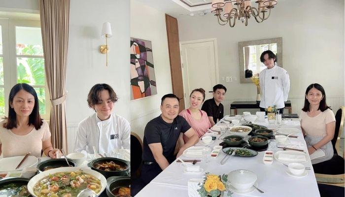 Chi Bảo ngồi ăn tối chung với cả vợ cũ lẫn vợ mới, bữa cơm do con trai cả trổ tài nấu nướng