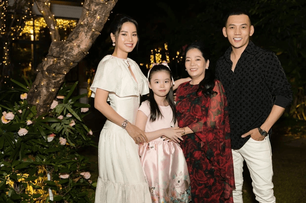 Lý Bình đáp trả cao tay khi bị mỉa mai nuôi con riêng của Phương Trinh Jolie