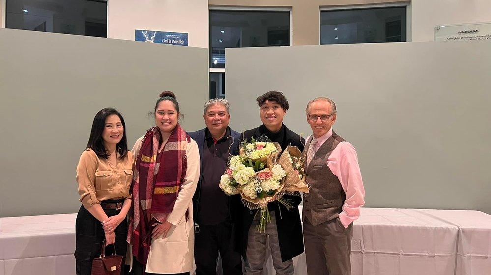 Ông xã NSND Hồng Vân sang Mỹ chăm con riêng của vợ và cháu ngoại mới sinh