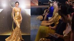 Tiểu Vy ngồi bấm điện thoại lướt tin liên tục khi ngồi ghế VIP sự kiện