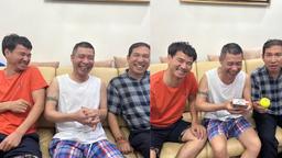 Công Lý cười hết cỡ khi Xuân Bắc và Quang Thắng đến thăm