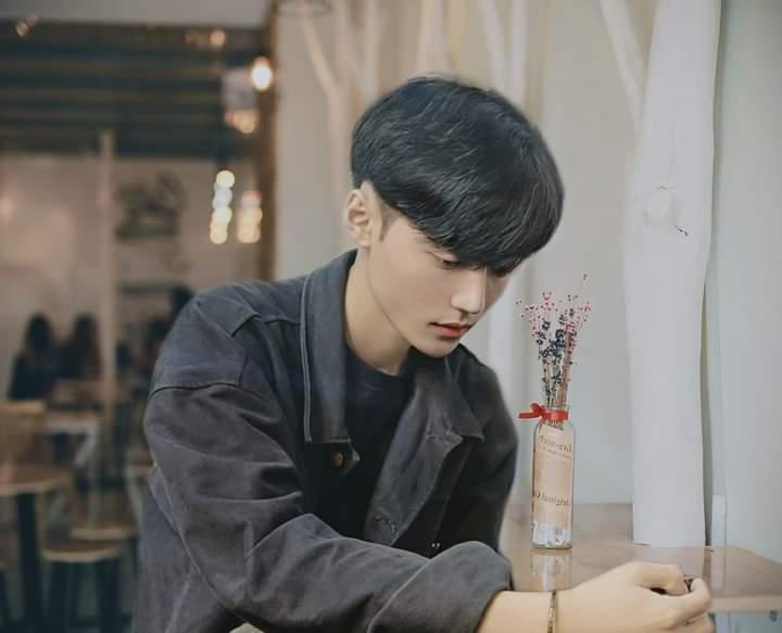 Chàng trai bán thức ăn lề đường lột xác thành hotboy với 70 triệu đồng