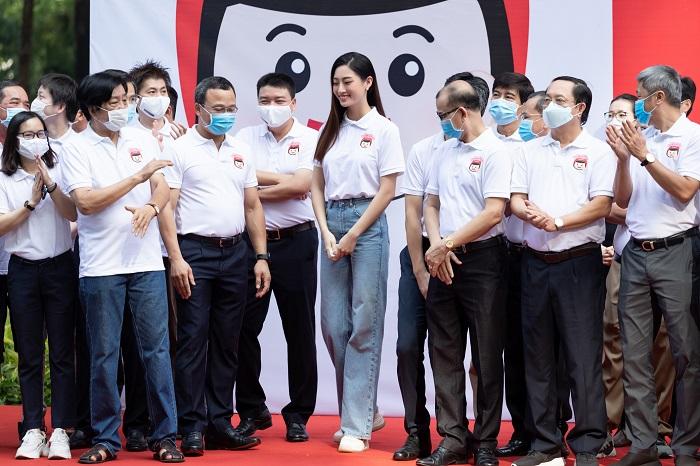 Ngắm Hoa hậu Lương Thùy Linh diện quần jeans khoe chân dài thẳng tắp - nắm ngay những bí quyết diện jeans đẹp sau đây