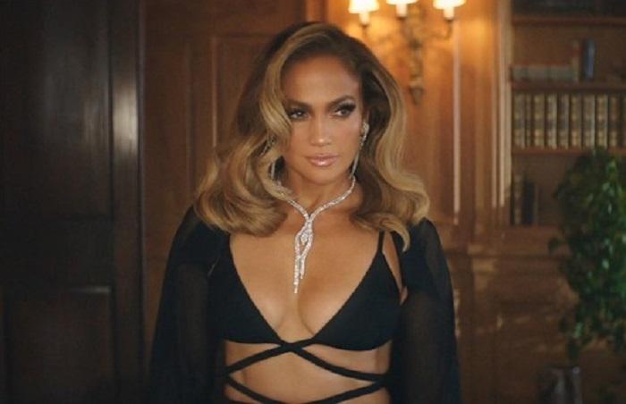 Jennifer Lopez quyến rũ với thiết kế của Công Trí