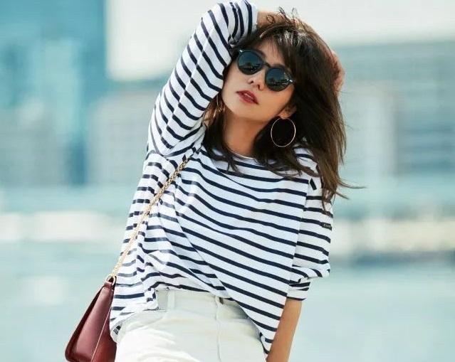 Diện áo kẻ sọc như một quý cô thanh lịch