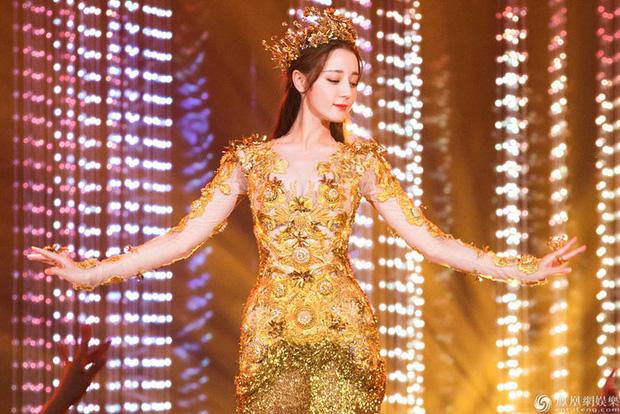 Lưu Diệc Phi, Địch Lệ Nhiệt Ba, Triệu Lệ Dĩnh... cùng mặc trang phục nữ thần Kim Ưng, ai xinh đẹp nhất?