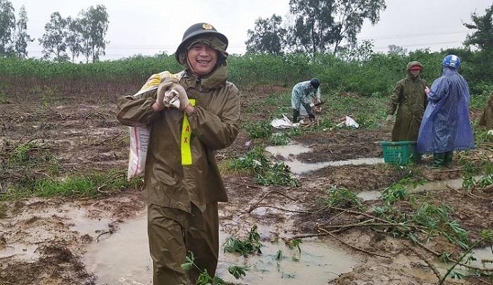Quảng Trị: Công an dầm mưa nhổ sắn, dọn bùn giúp dân vùng lũ