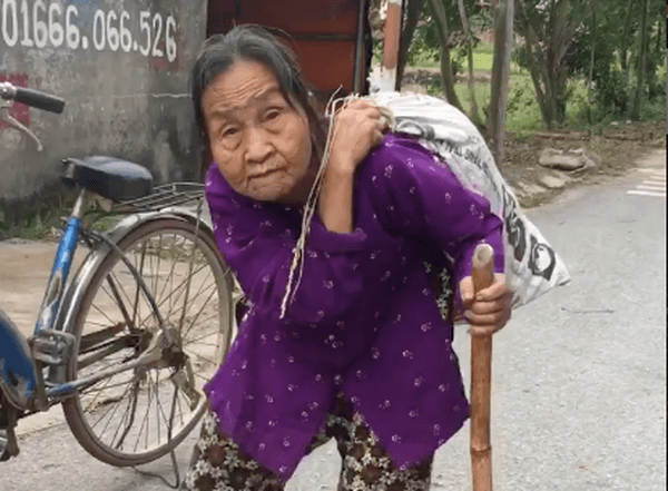 Cụ bà 85 tuổi lưng còng rạp vác bao tải trên lưng đi ủng hộ miền Trung
