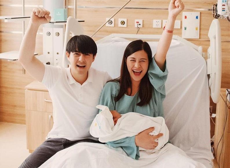 Con gái Đông Nhi - Ông Cao Thắng lộ diện, nhan sắc mẹ bỉm gây chú ý