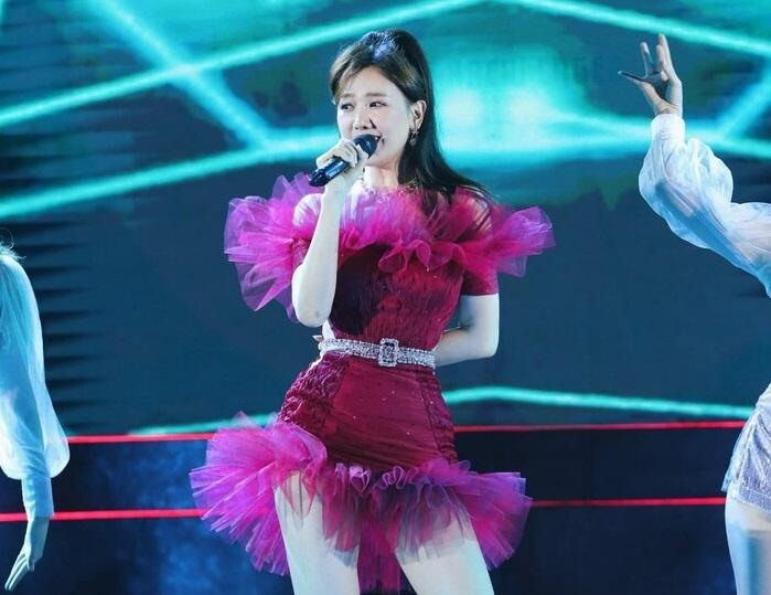 Hari Won đẹp tựa đóa hồng nhung khi diện váy cực ngắn, khoe đôi chân thon dài đáng mơ ước