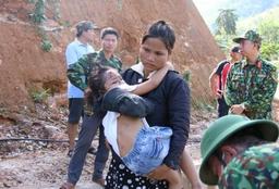 Vụ sạt lở ở Quảng Nam: Mẹ gào khóc bới đất đá tìm con