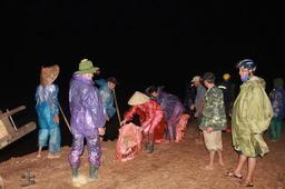 Hà Tĩnh Huy động hàng trăm người xử lý sự cố nước tràn đê cứu dân trong đêm