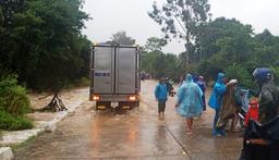 Bão số 12 gây ngập úng, quật đổ cây xanh tại Phú Yên, Khánh Hòa