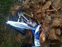 Quảng Ngãi: Đi vào đường cấm, 2 người bị núi sạt lở đè suýt chết