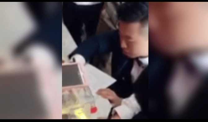 Chú rể phải làm bài thi IELTS ngay tại đám cưới mới đủ điều kiện đón dâu về