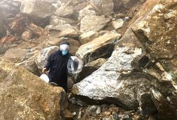 Kon Tum: Núi lở, hàng chục tảng đá nặng trăm tấn đổ rầm rầm xuống đường