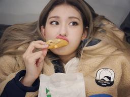 Sao Hàn lăng xê mẫu áo khoác lông cừu siêu ấm