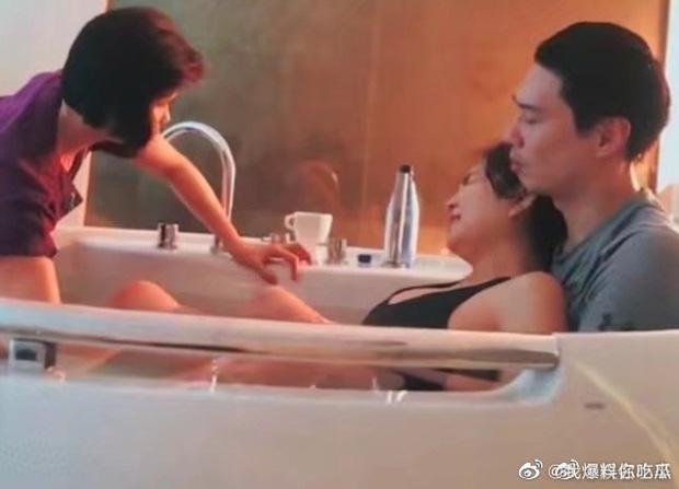 Ella (S.H.E) lần đầu chia sẻ khoảnh khắc sinh con dưới nước