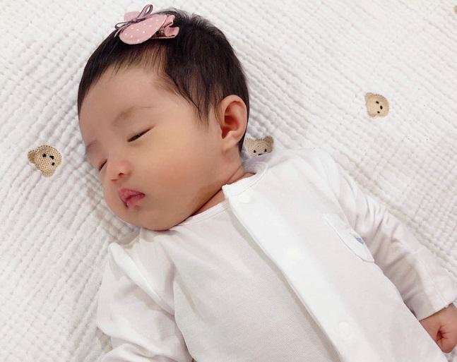 Đông Nhi lần đầu công khai ảnh cận mặt con gái, trộm vía rất xinh xắn