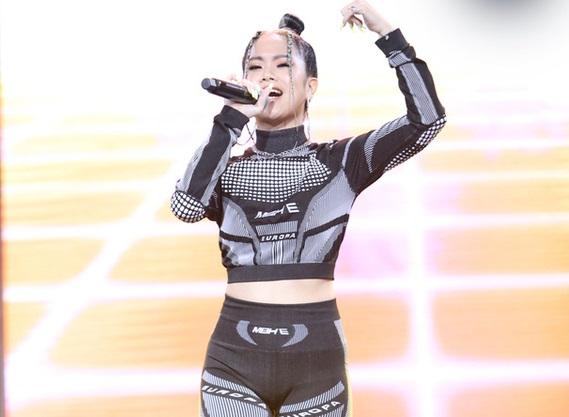 TLinh Rap Việt đụng hàng với Địch Lệ Nhiệt Ba: Người siêu chất, người ngầu không kém