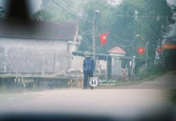 Công Phượng đã về Nghệ An, đội mũ cối đi kiểm tra rạp cưới