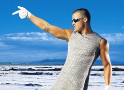 Loạt ảnh Brad Pitt mặc váy năm 1999 gây sốt trở lại