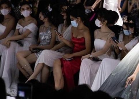 Mỹ nhân bị tố mặc sai dresscode, chiếm chỗ show Đỗ Long chính thức lên tiếng