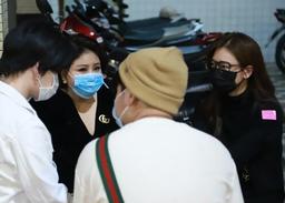 Nghệ sĩ Vbiz tập trung tại Nhà tang lễ đón Chí Tài: Lê Giang, Hiếu Hiền, Trấn Thành khóc nức nở