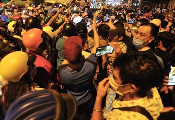 Đội quân streamer gây hỗn loạn khu vực bảo quản thi thể nghệ sĩ Chí Tài