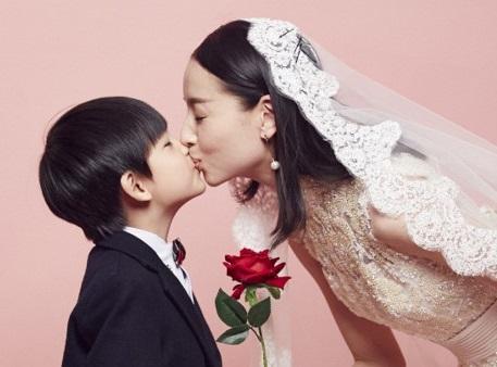 Nữ diễn viên Đổng Khiết bị chỉ trích vì hôn môi con trai 10 tuổi