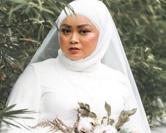 Bị hủy hôn, cô gái vẫn tươi tắn chụp ảnh cưới một mình