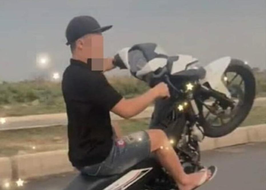 Bị phạt 9,2 triệu đồng vì đi xe máy bốc đầu rồi "khoe chiến tích" lên TikTok