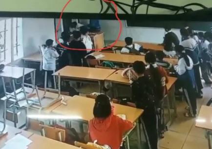 Công an xác minh vụ phụ huynh xông vào trường đấm đá liên tiếp học sinh lớp 6