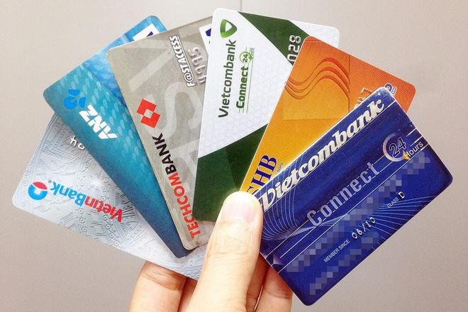 Các ngân hàng sắp dừng phát hành thẻ từ